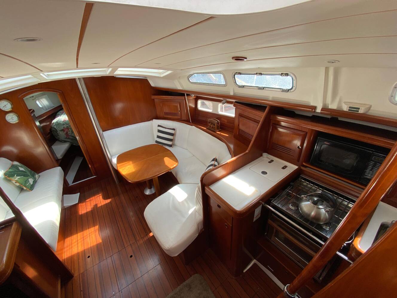 A photo of this 2003 Beneteau 423