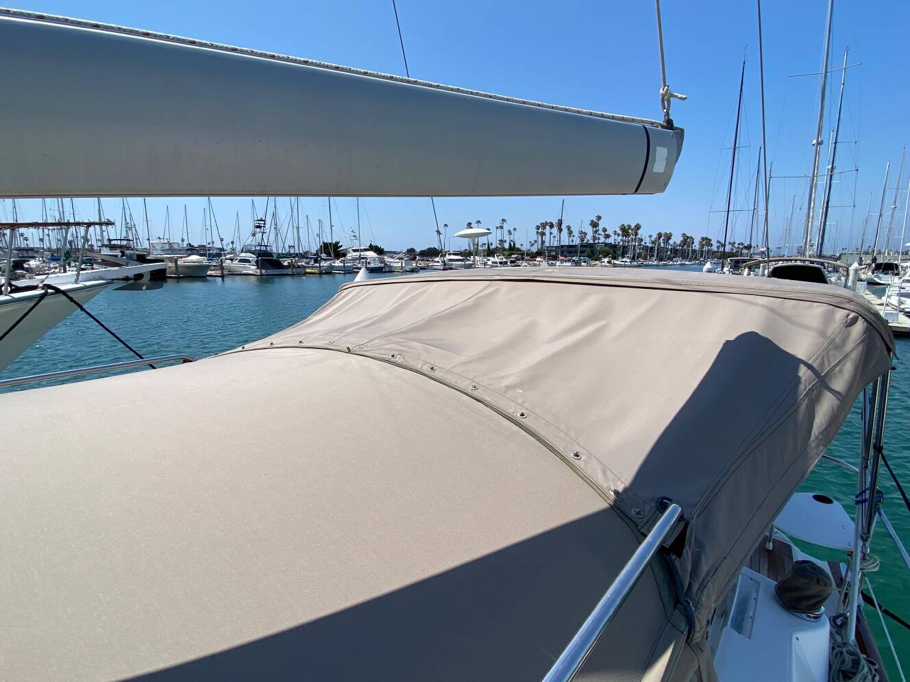 A photo of this 2003 Beneteau 423