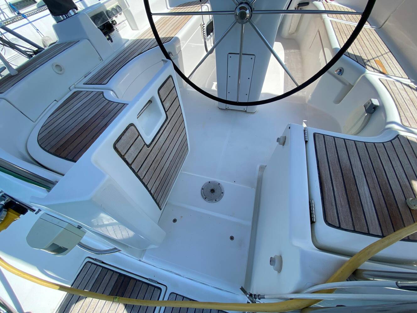 A photo of this 2003 Beneteau 423