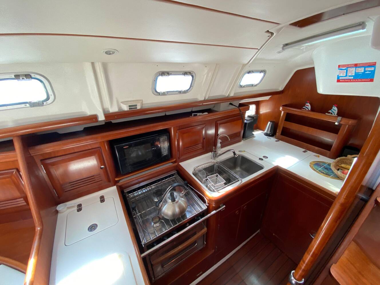 A photo of this 2003 Beneteau 423