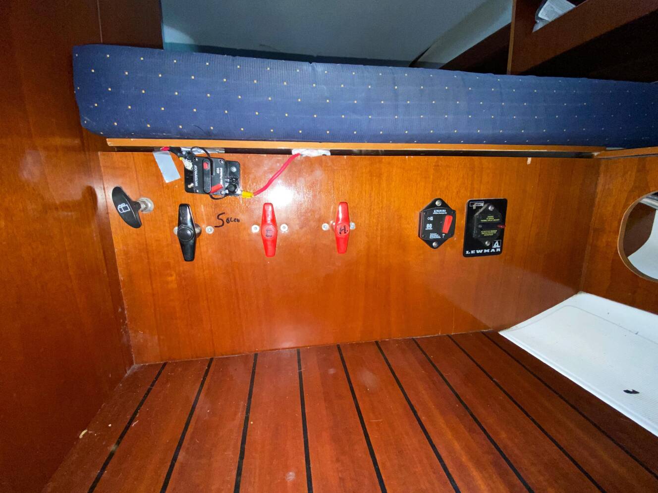 A photo of this 2003 Beneteau 423