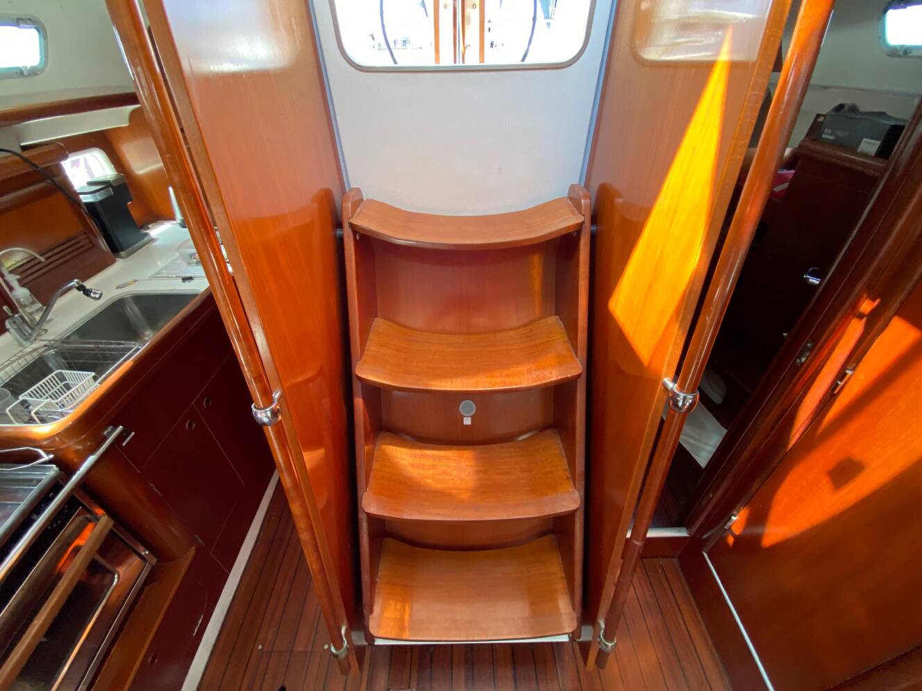 A photo of this 2003 Beneteau 423