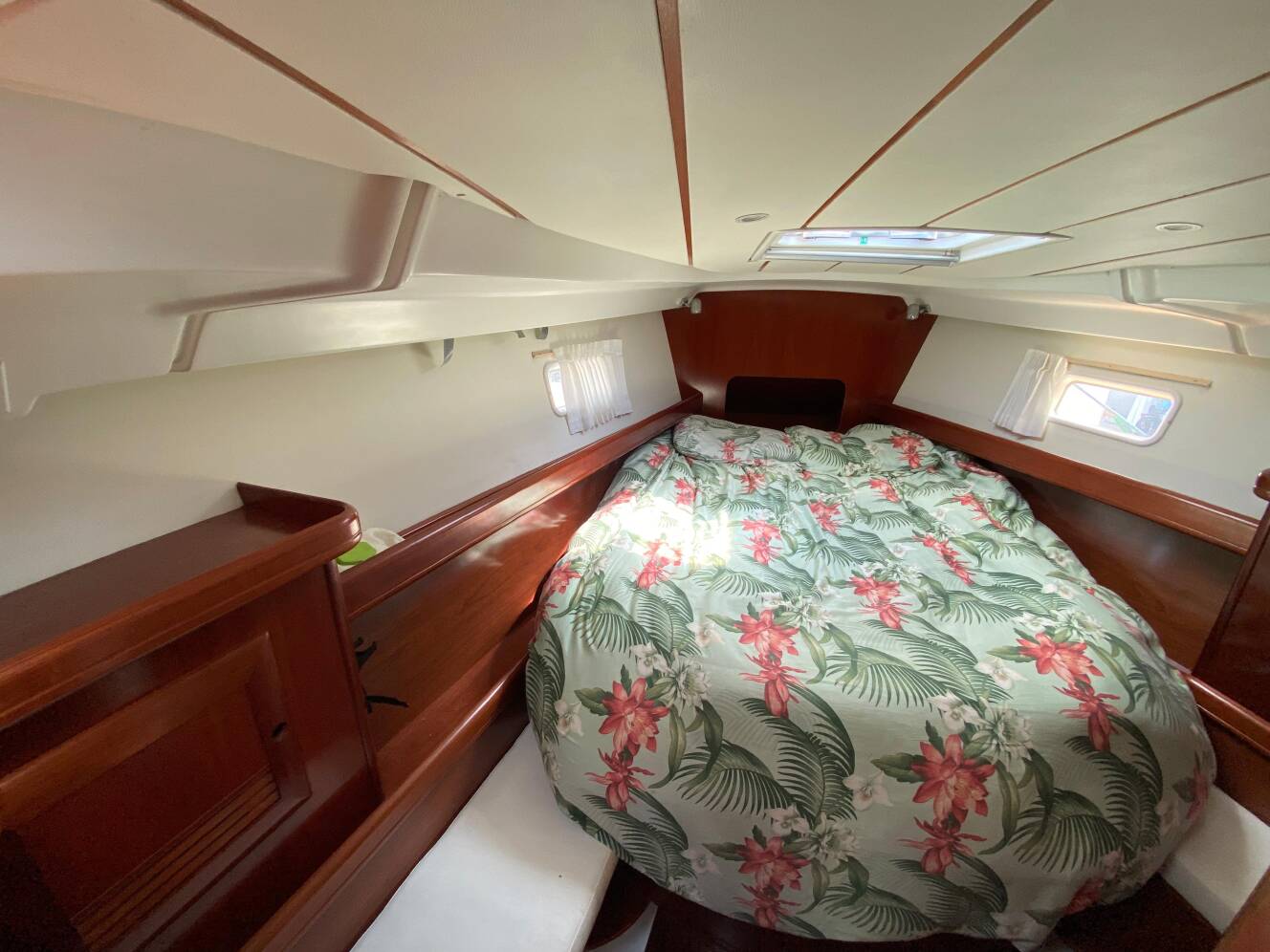 A photo of this 2003 Beneteau 423