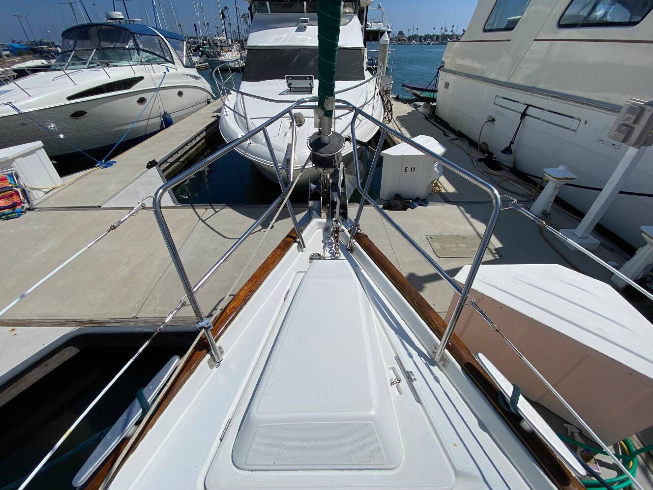 A photo of this 2003 Beneteau 423