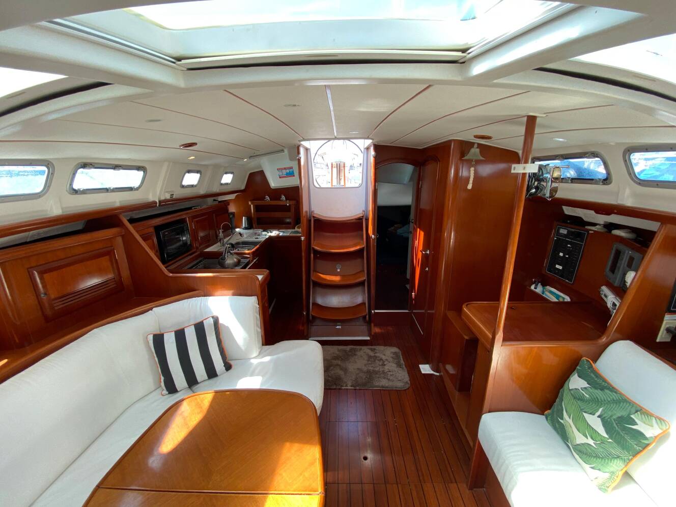 A photo of this 2003 Beneteau 423