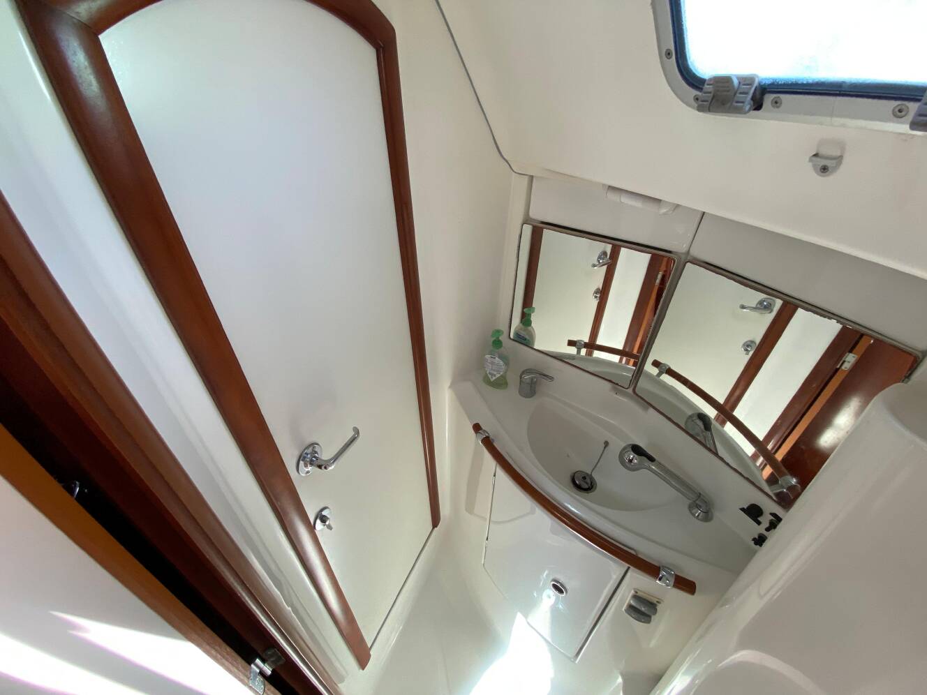 A photo of this 2003 Beneteau 423