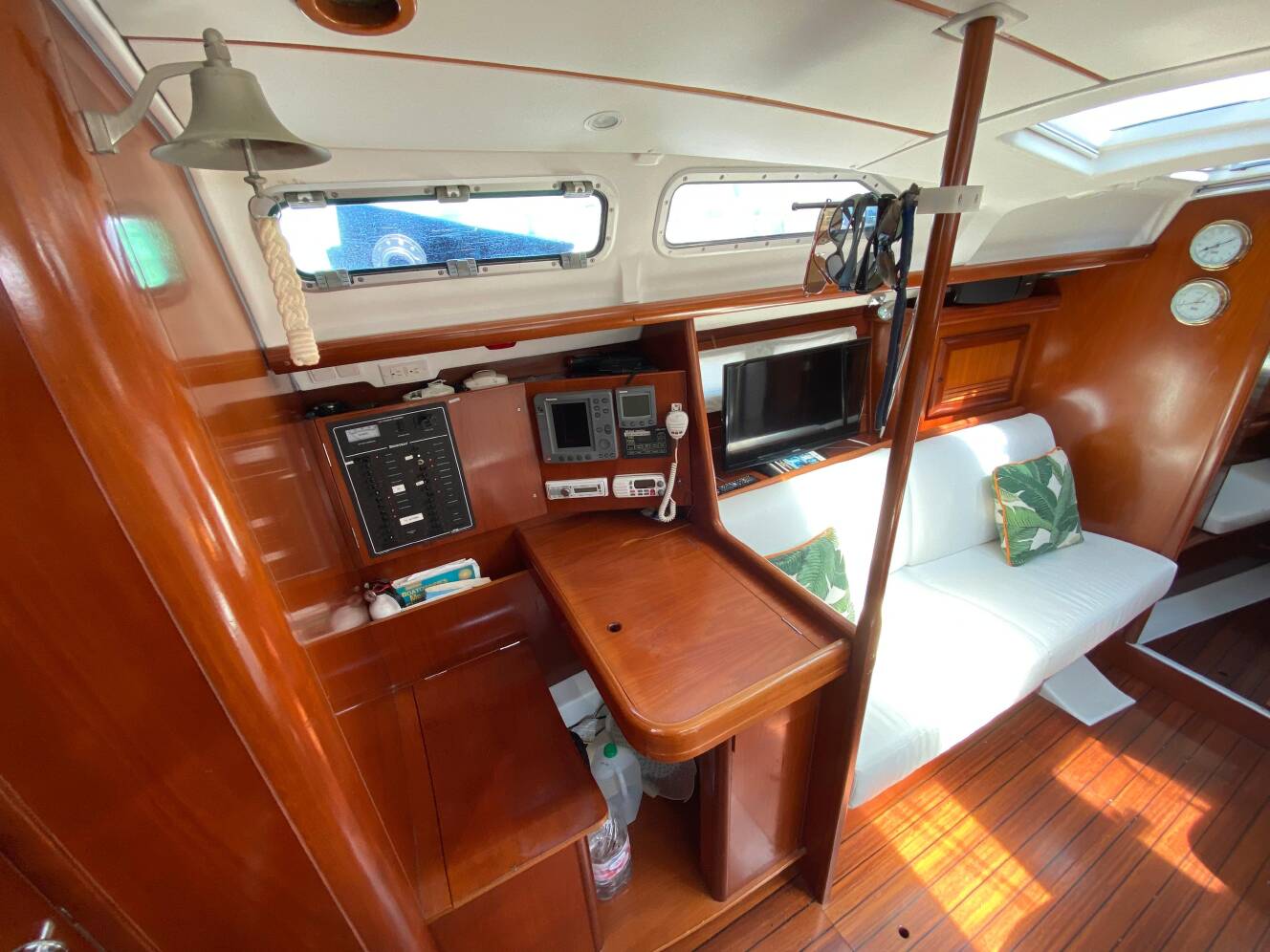 A photo of this 2003 Beneteau 423