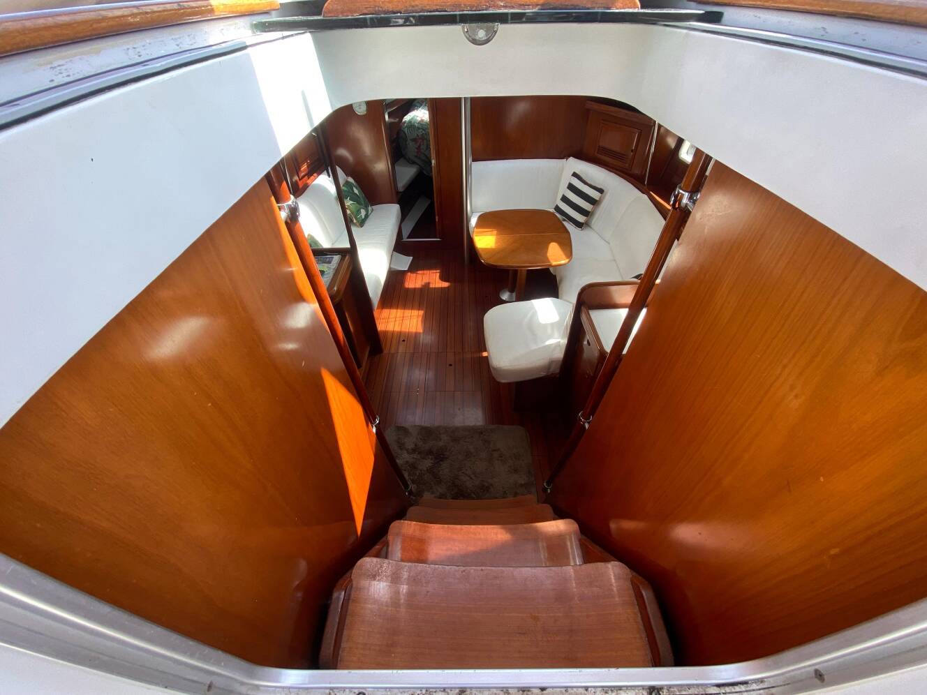 A photo of this 2003 Beneteau 423