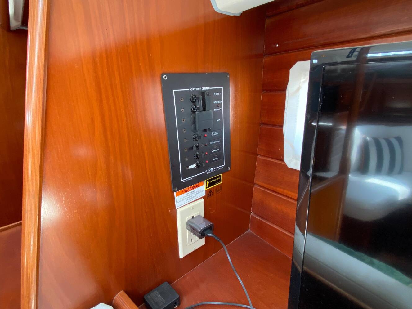 A photo of this 2003 Beneteau 423