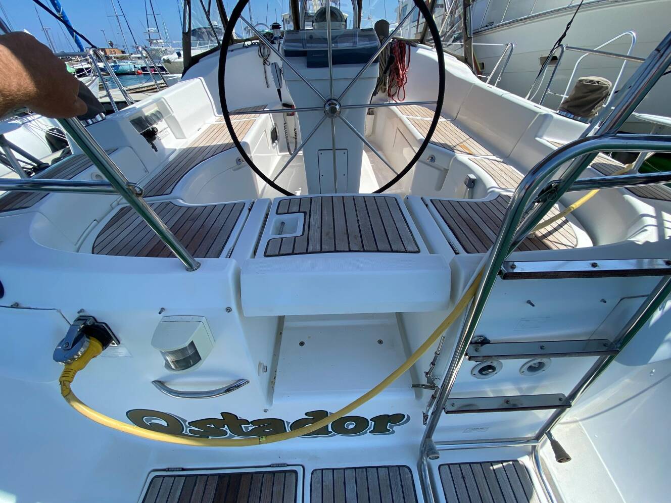 A photo of this 2003 Beneteau 423