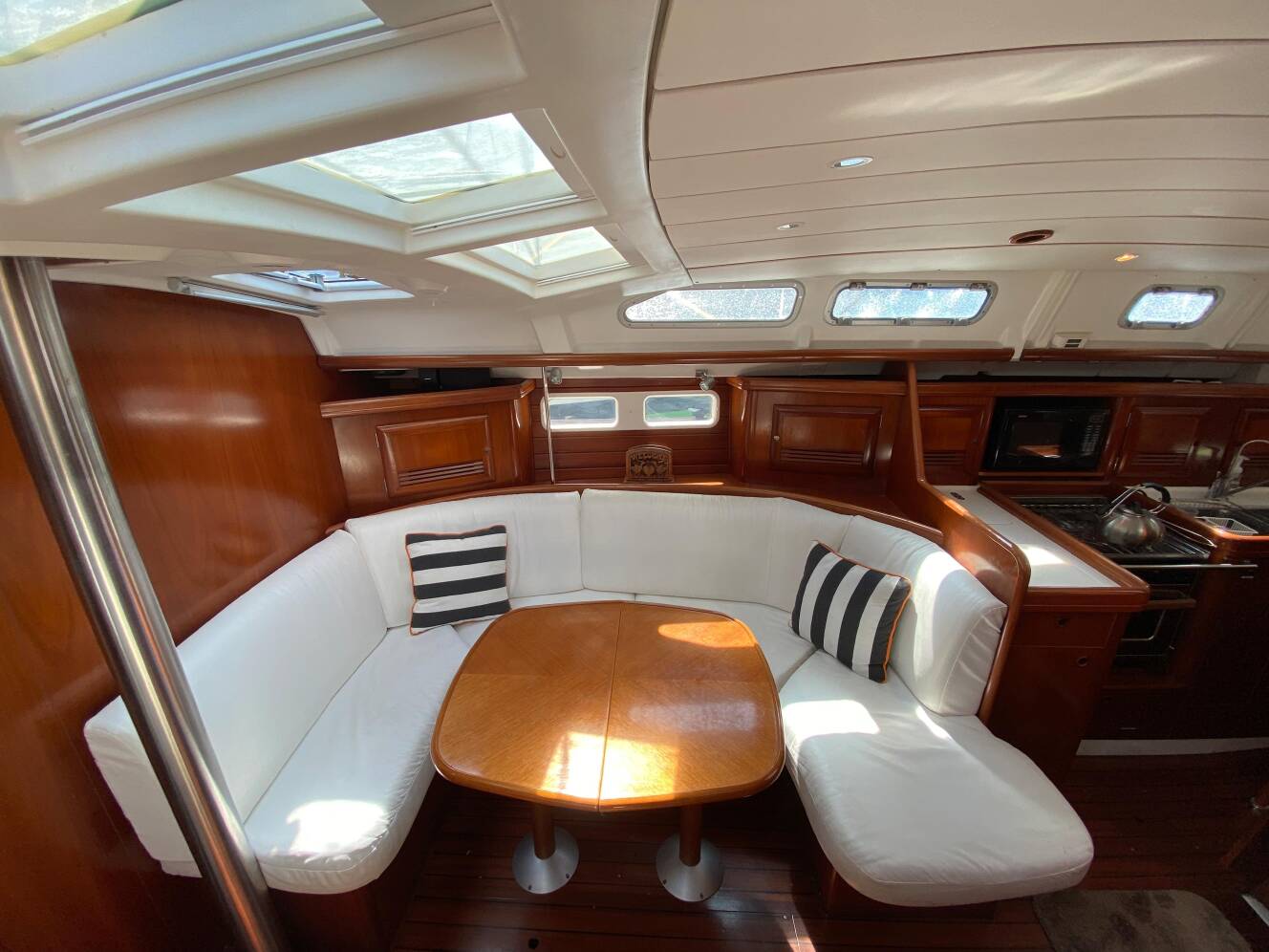A photo of this 2003 Beneteau 423