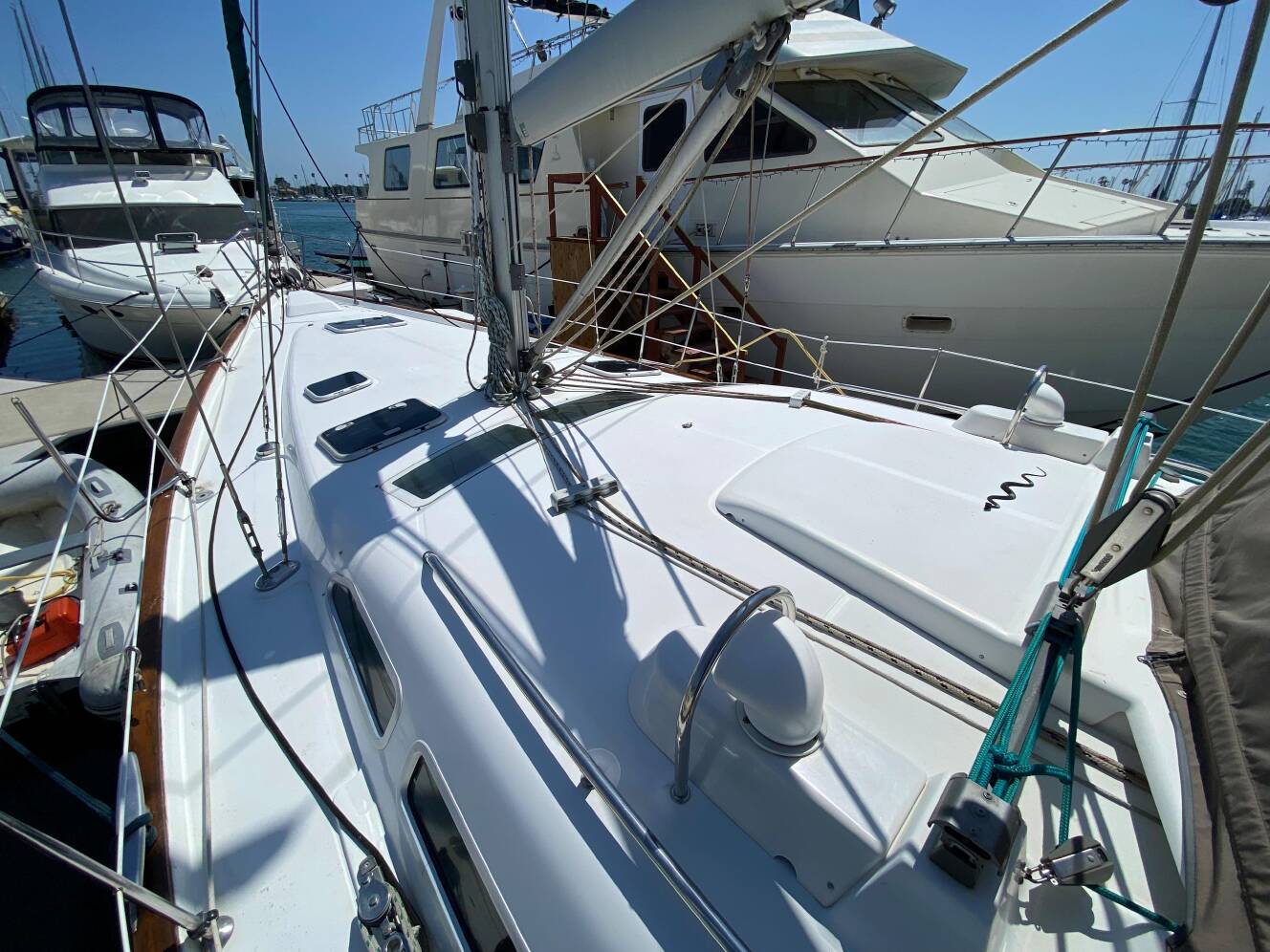 A photo of this 2003 Beneteau 423