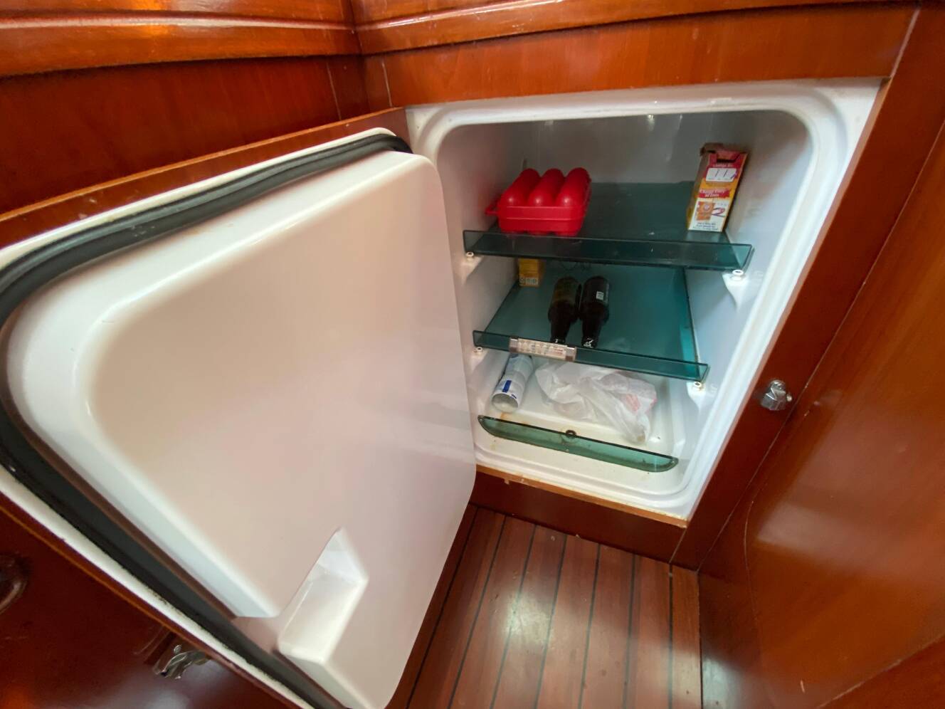 A photo of this 2003 Beneteau 423