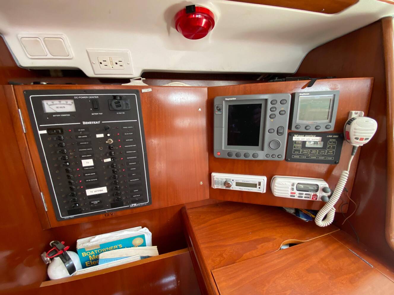 A photo of this 2003 Beneteau 423