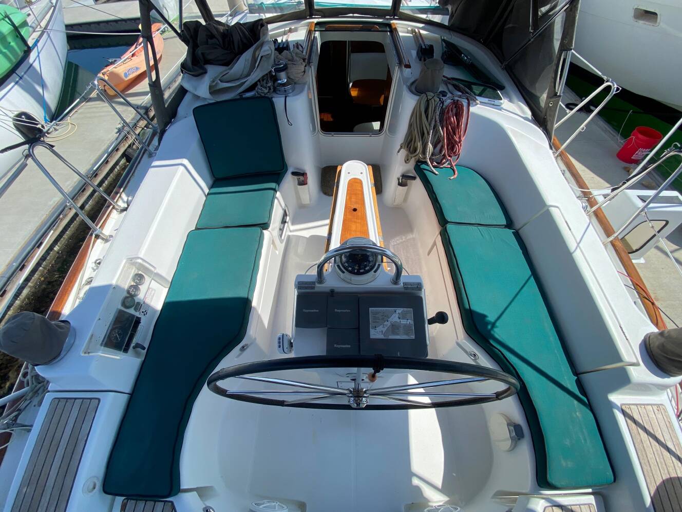 A photo of this 2003 Beneteau 423