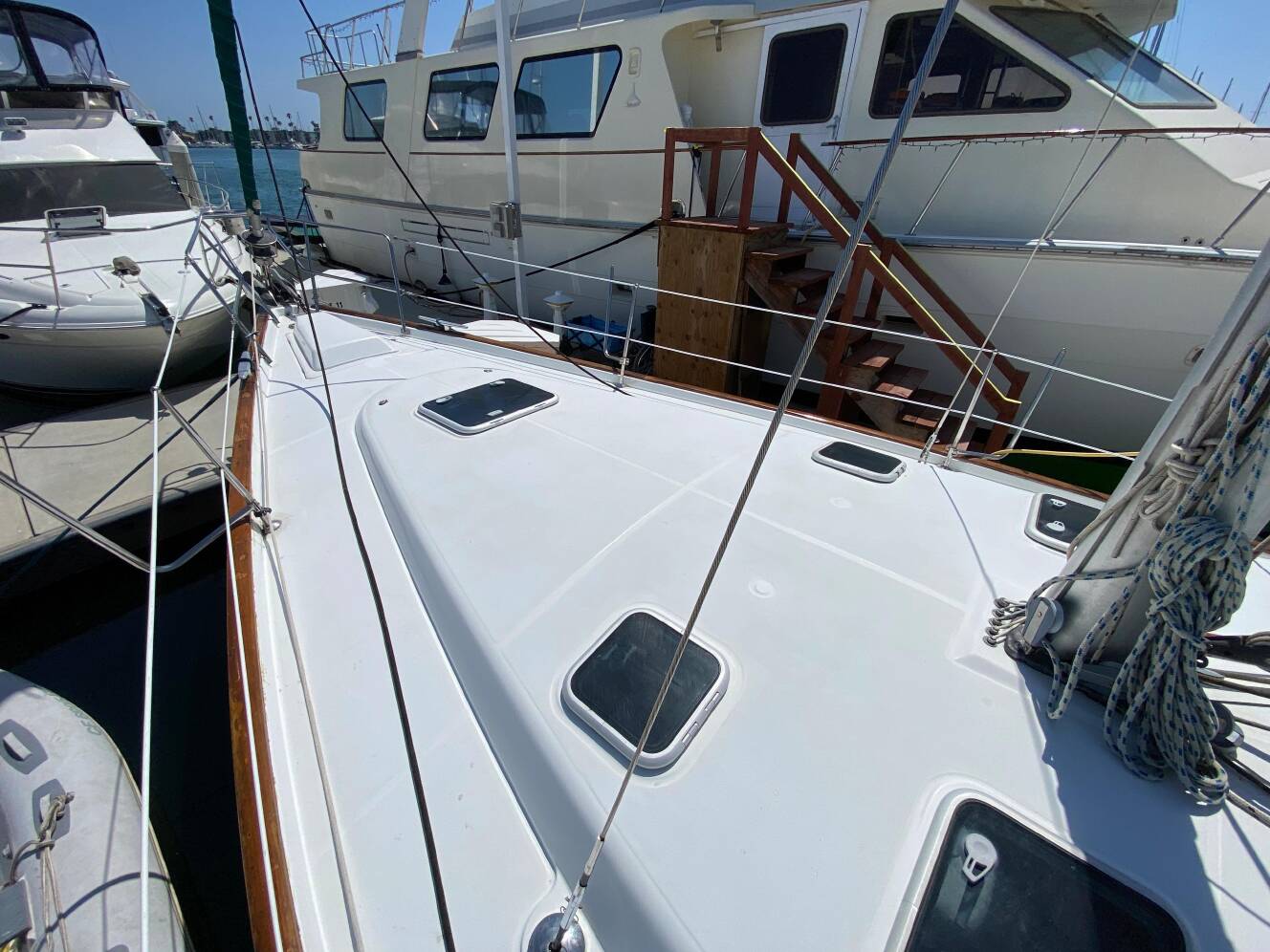 A photo of this 2003 Beneteau 423