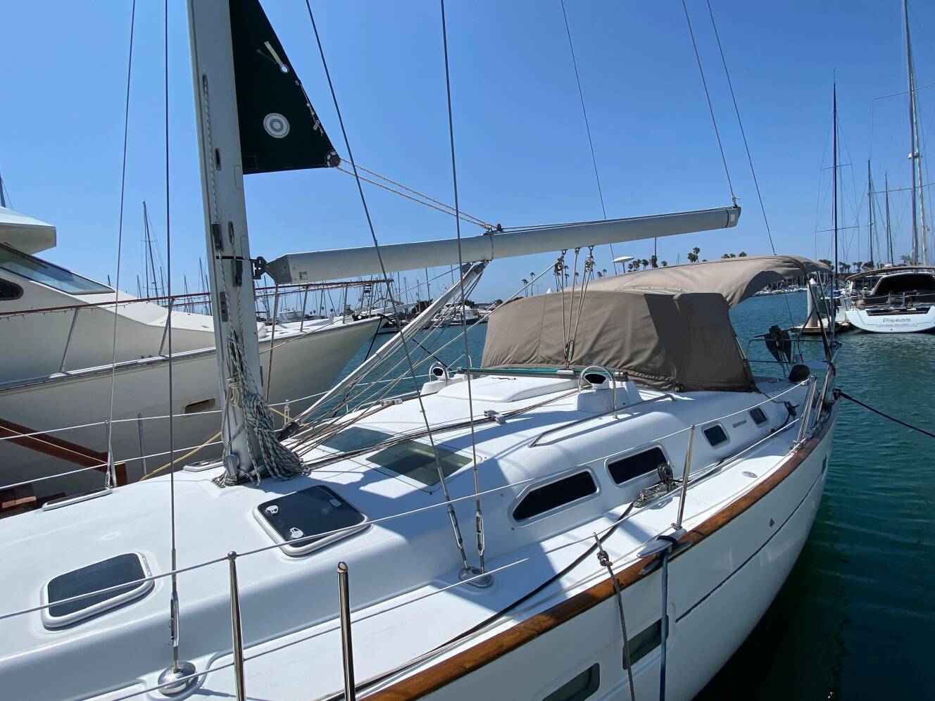 A photo of this 2003 Beneteau 423