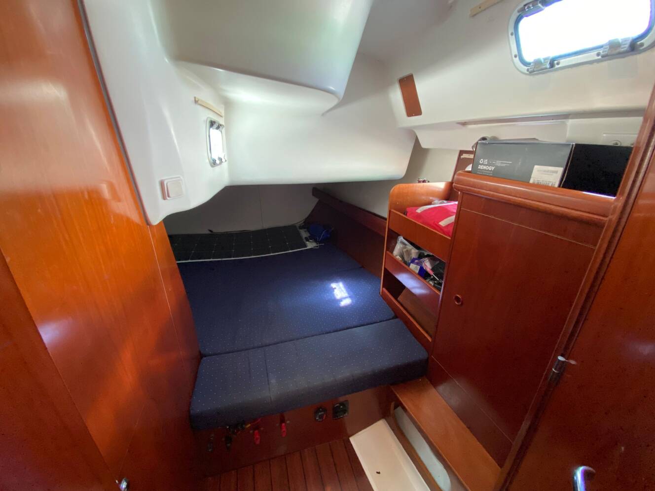 A photo of this 2003 Beneteau 423