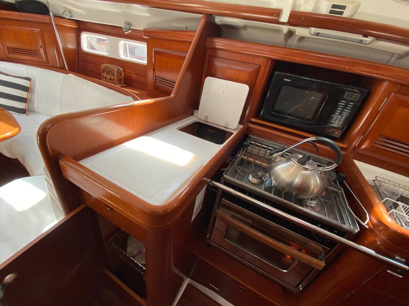 A photo of this 2003 Beneteau 423