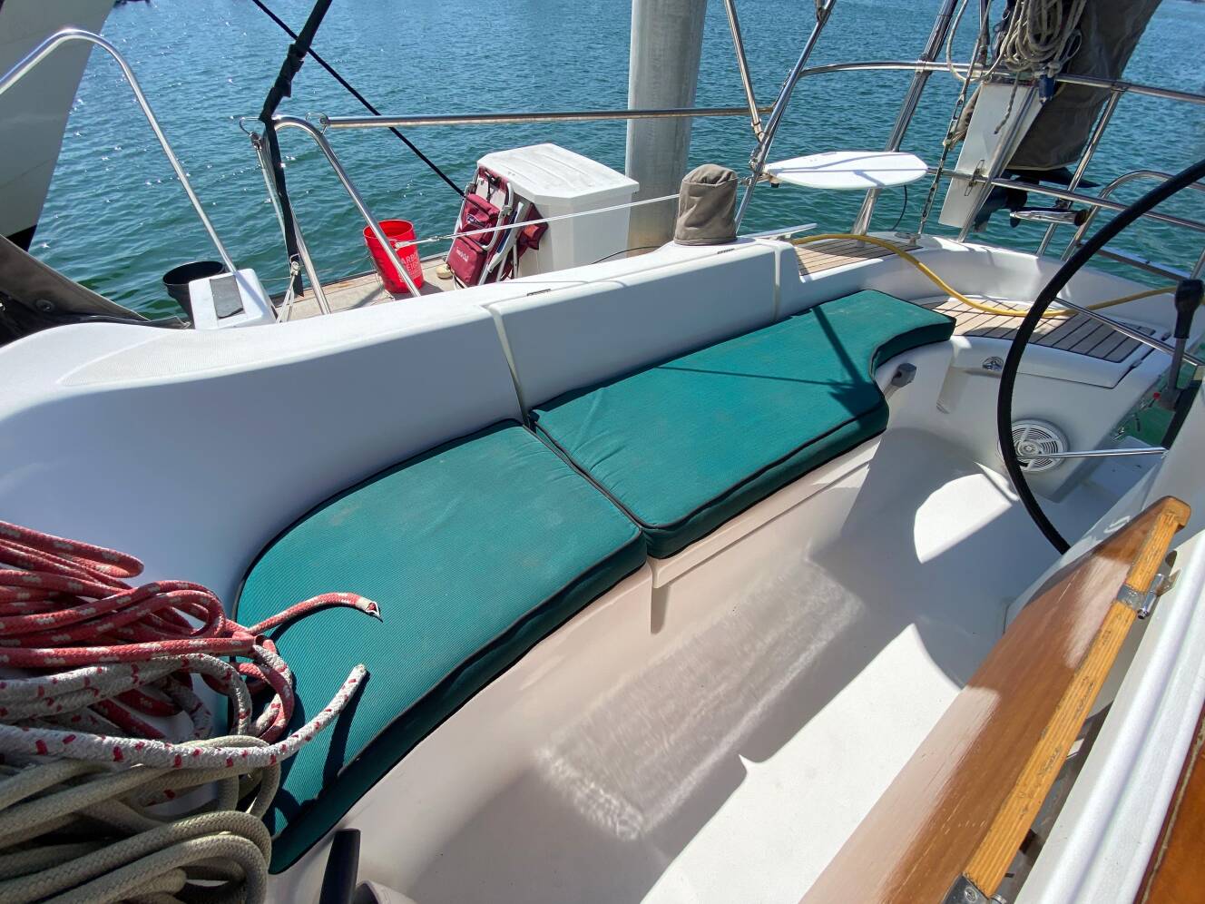A photo of this 2003 Beneteau 423