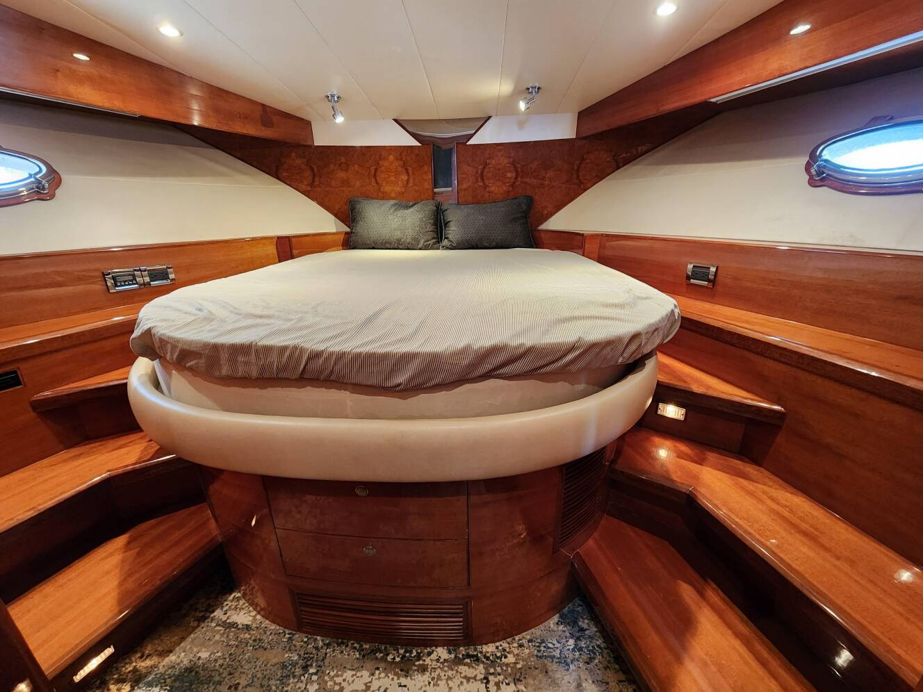 A photo of this 2007 Ocean Alexander Veloce