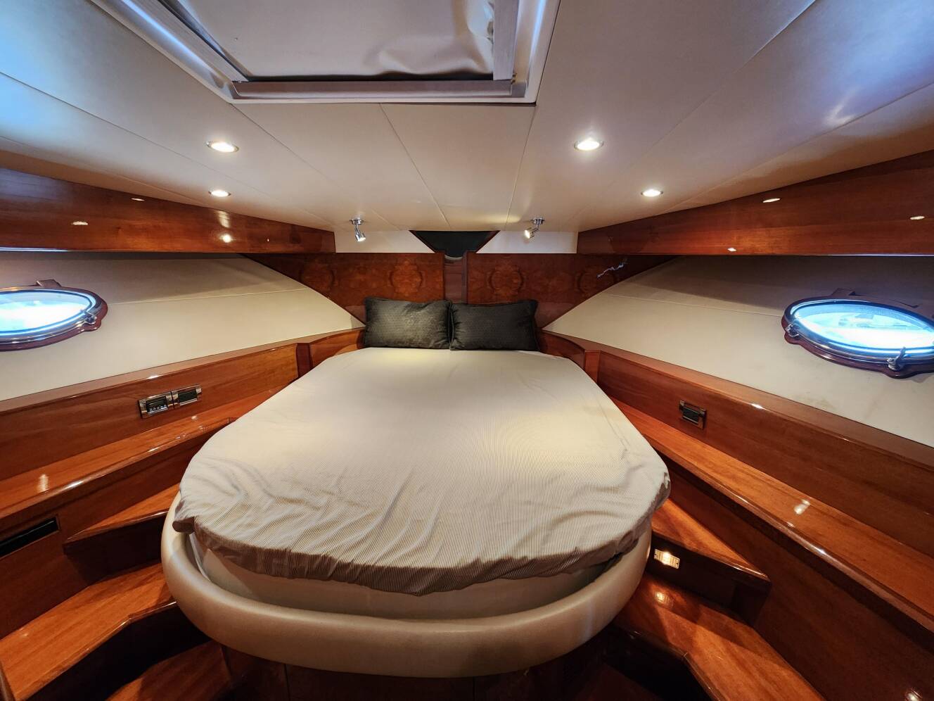 A photo of this 2007 Ocean Alexander Veloce