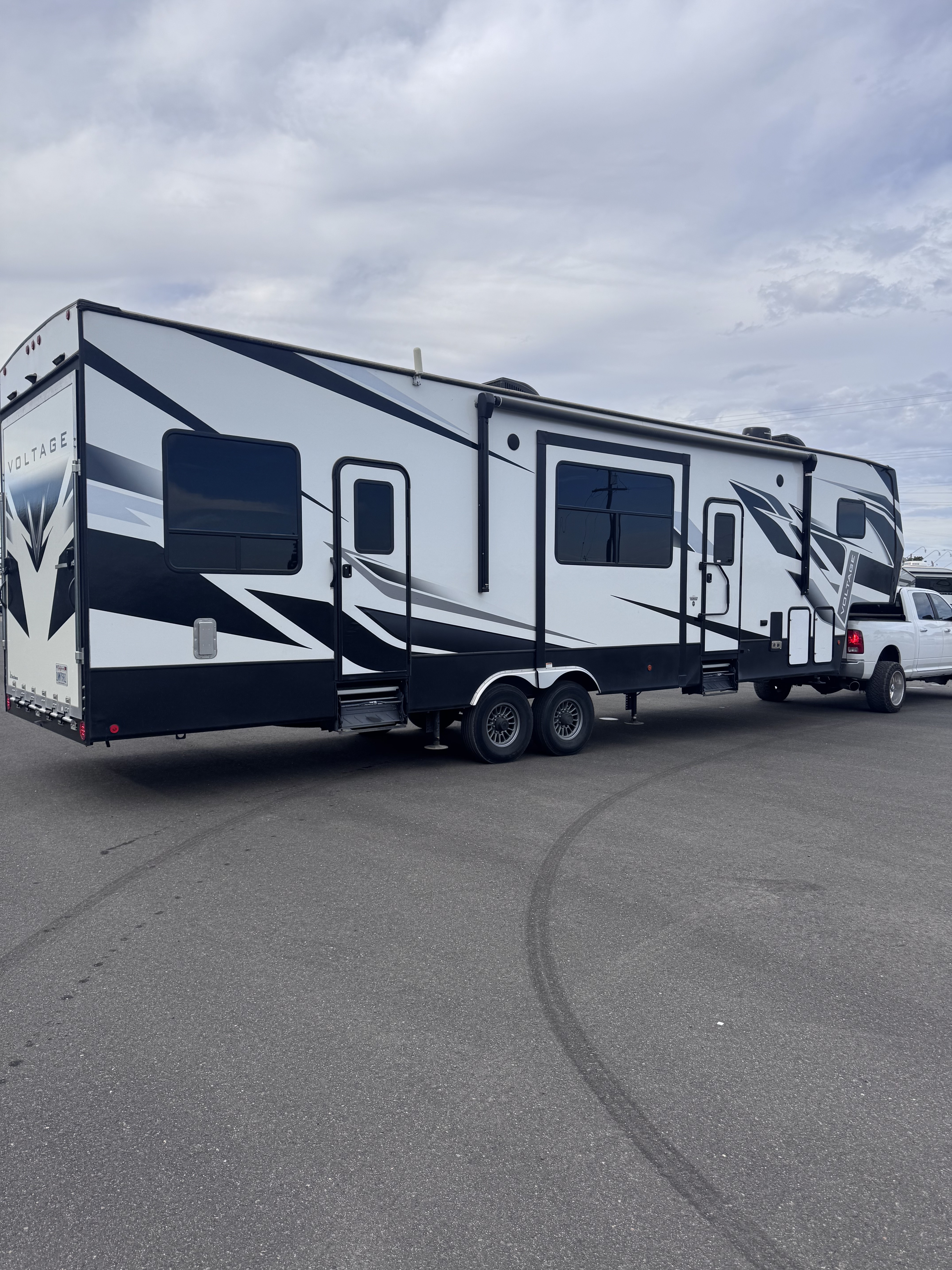 2021 Dutchmen VOLTAGE TRITON 3571 in oakdale CA
