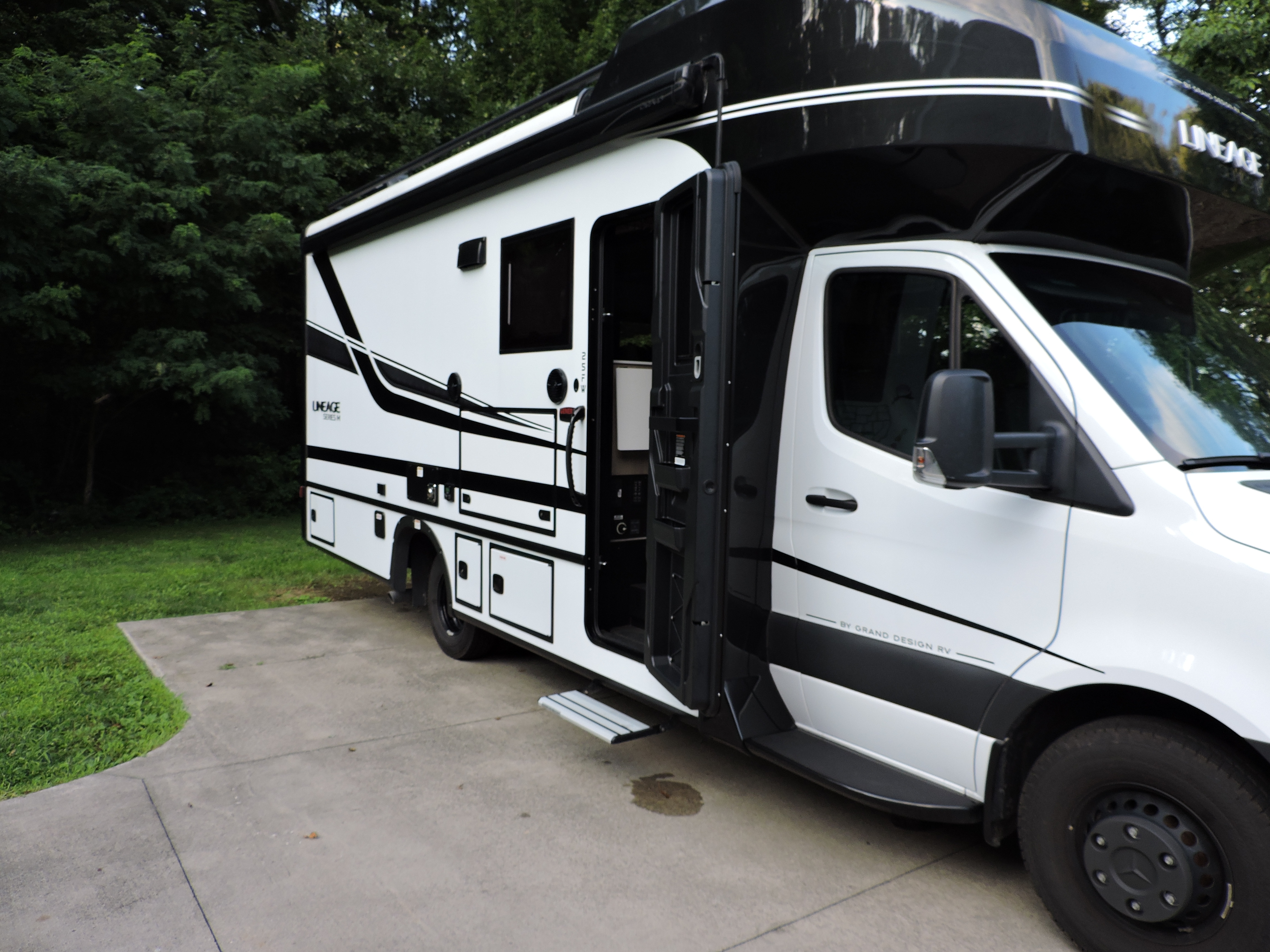 2025 Grand Design LINEAGE SERIES M 25FW in new franklin OH