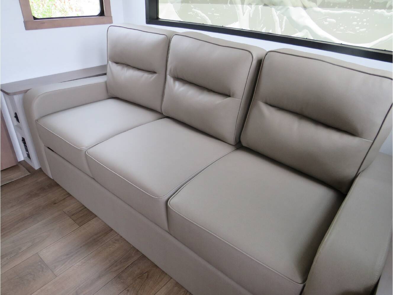 A photo of this 2025 Alliance BENCHMARK 42LFT
