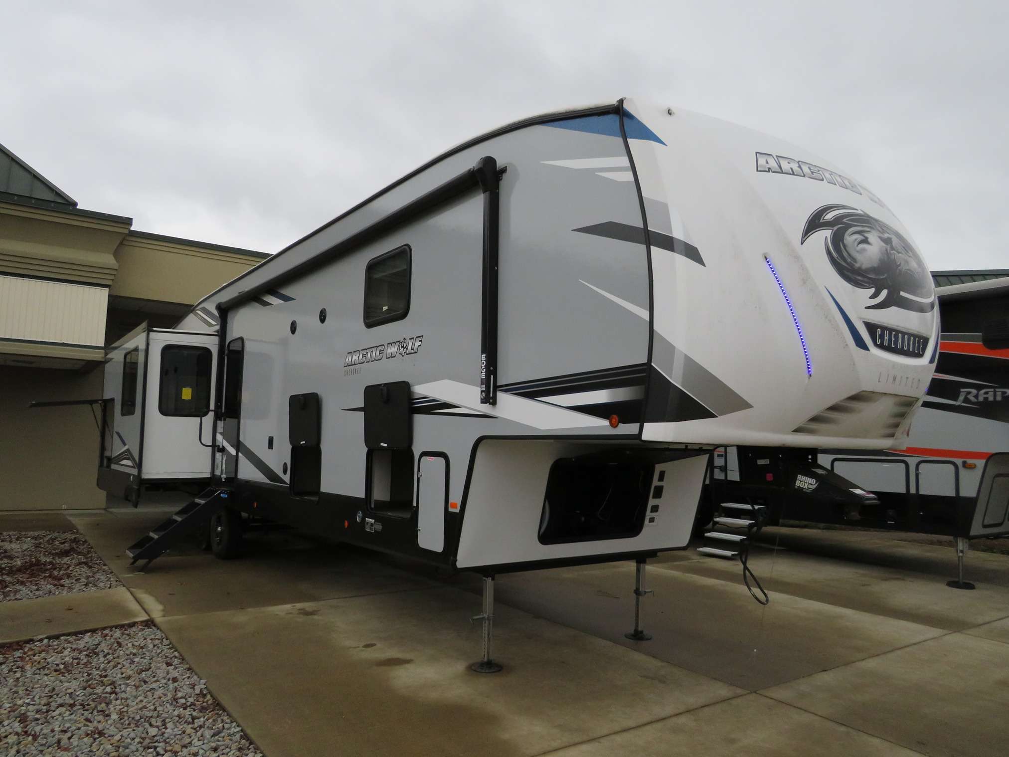 2022 Forest River CHEROKEE ARCTIC WOLF 3660SUITE in jeffersonville OH