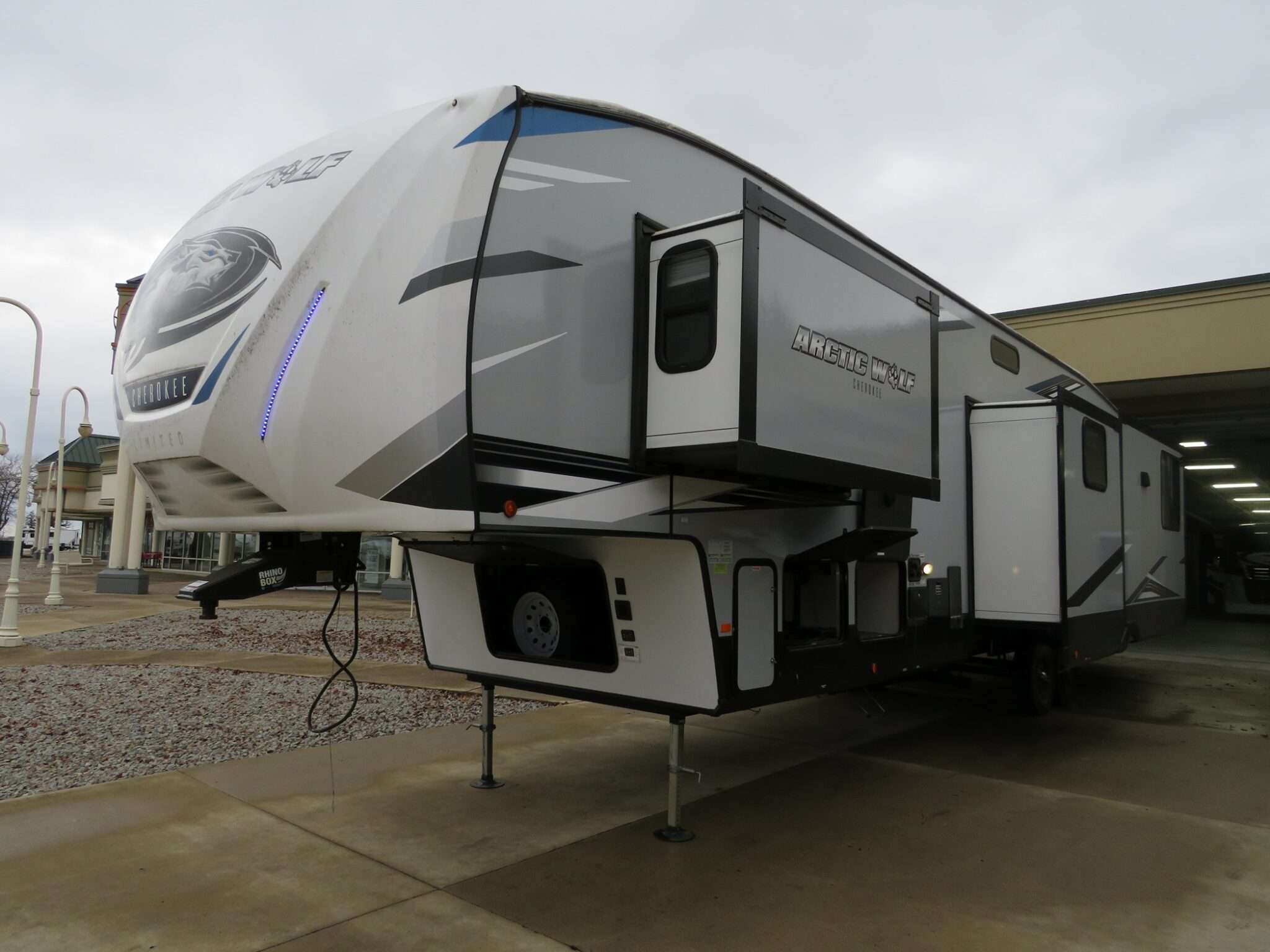 2022 Forest River CHEROKEE ARCTIC WOLF 3660SUITE in jeffersonville OH