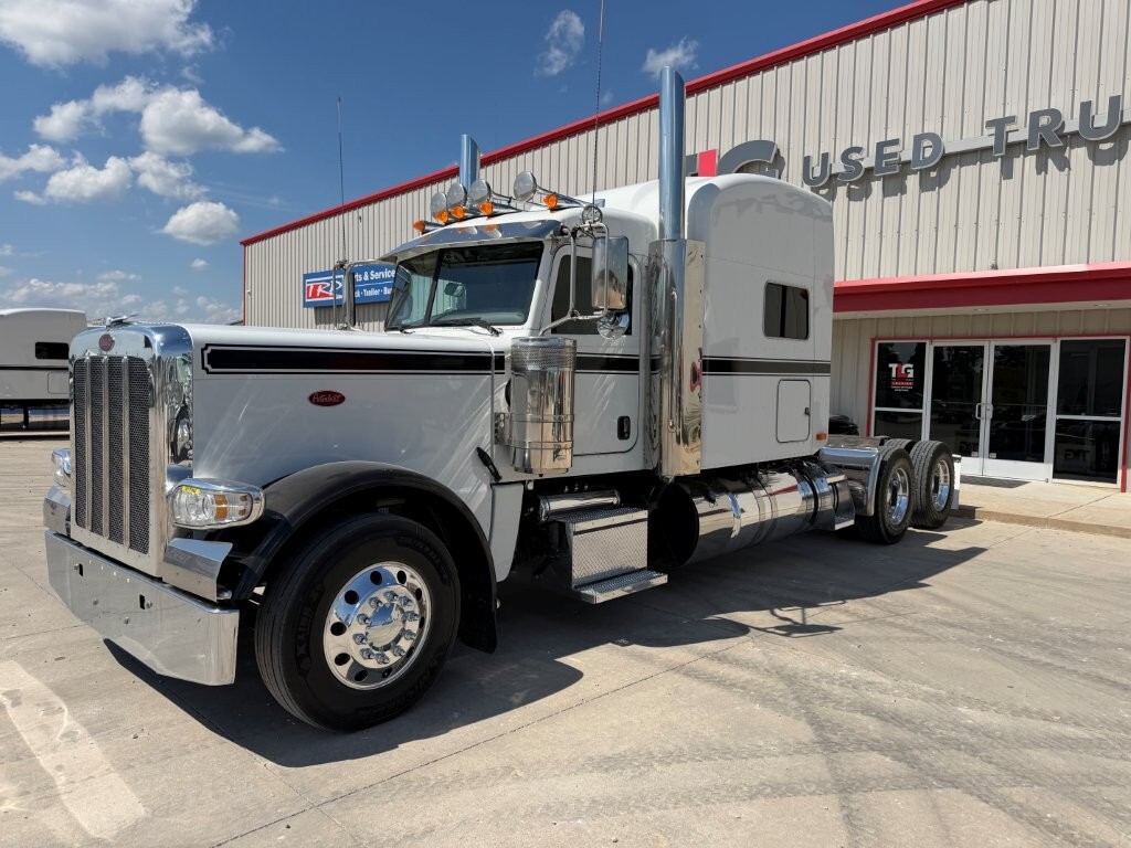 2022 PETERBILT 389 in Jeffersonville, IN