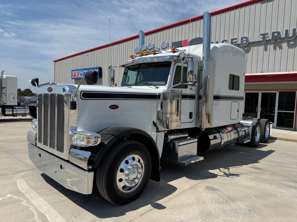2022 PETERBILT 389 in Evansville, IN