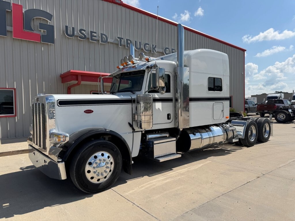 2023 PETERBILT 389 in Jeffersonville, IN