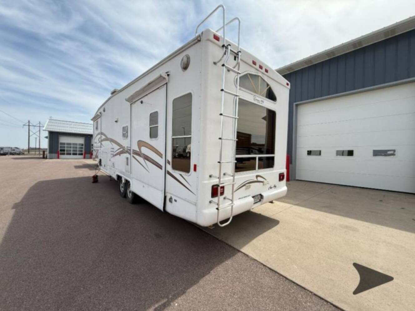 A photo of this 2004 Nuwa Champange 33 LKGT