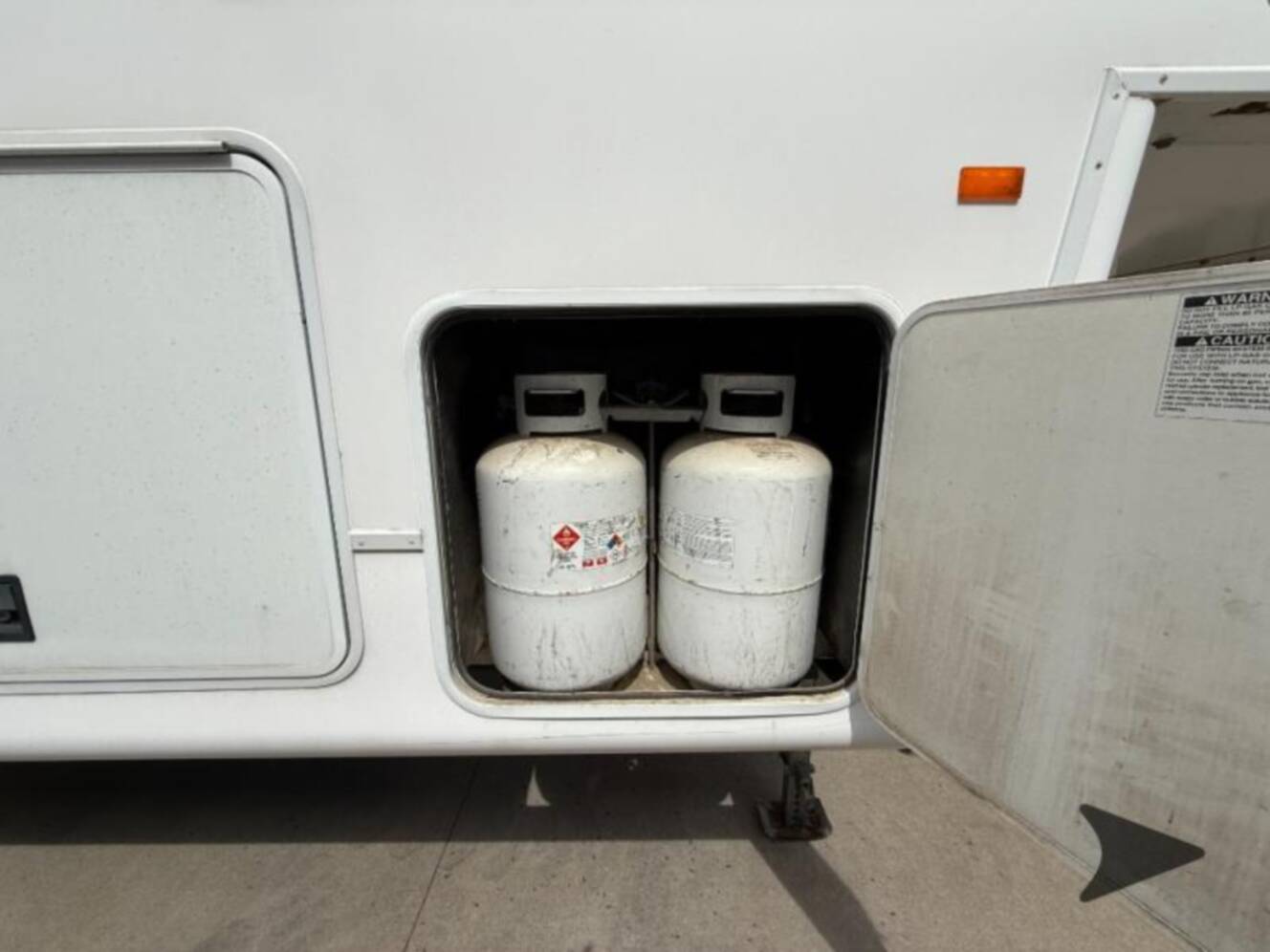 A photo of this 2004 Nuwa Champange 33 LKGT