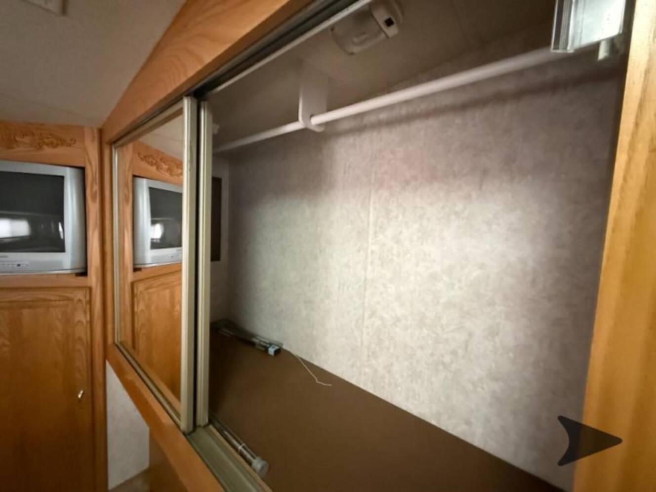 A photo of this 2004 Nuwa Champange 33 LKGT