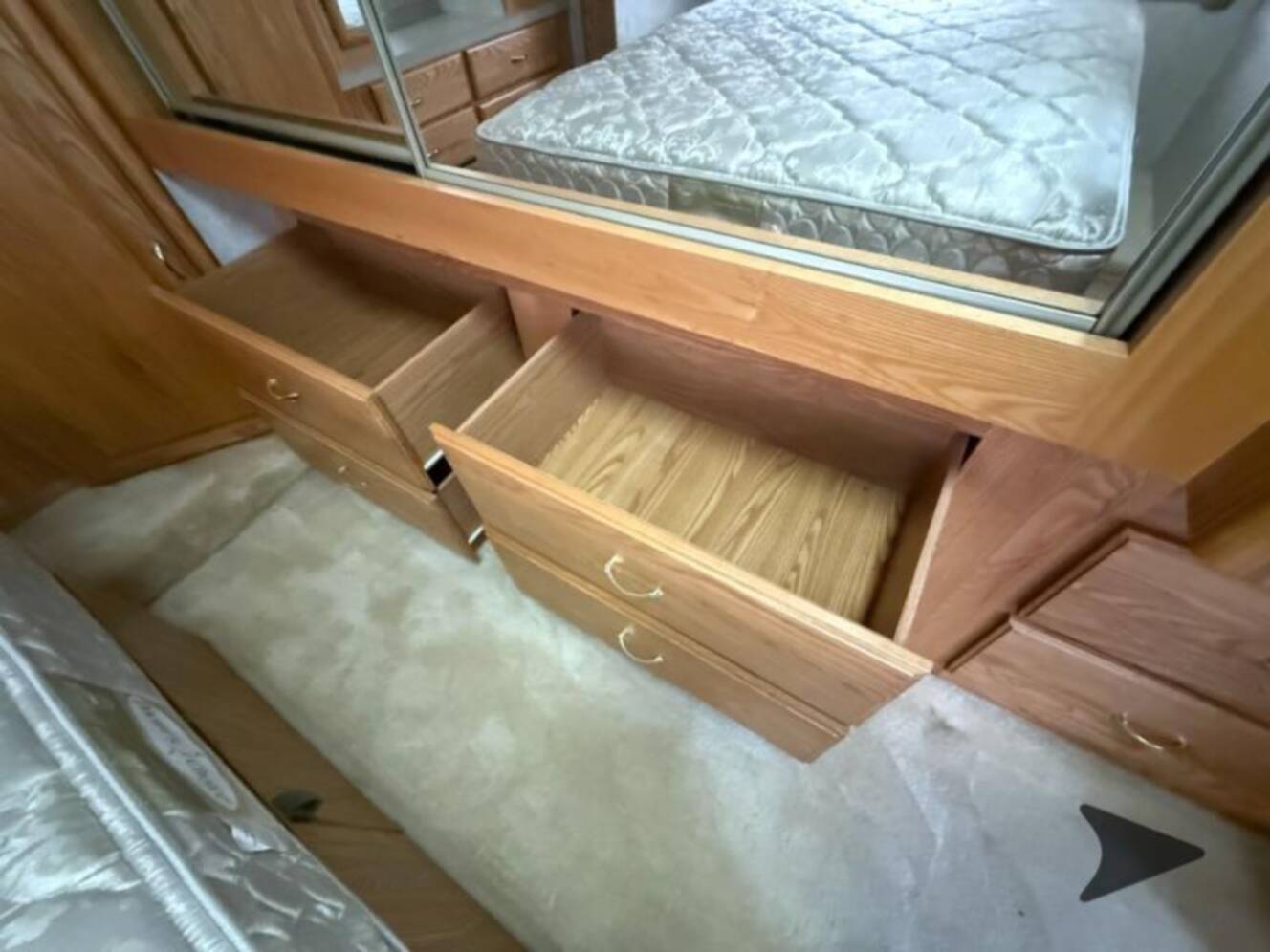A photo of this 2004 Nuwa Champange 33 LKGT