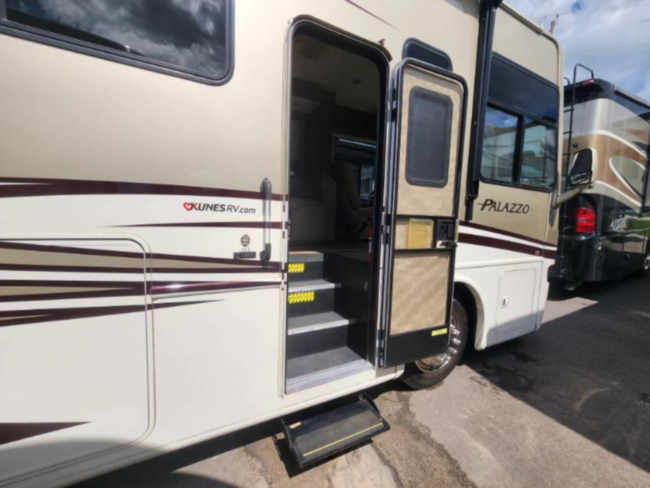 A photo of this 2013 Thor Motor Coach Palazzo 33.2