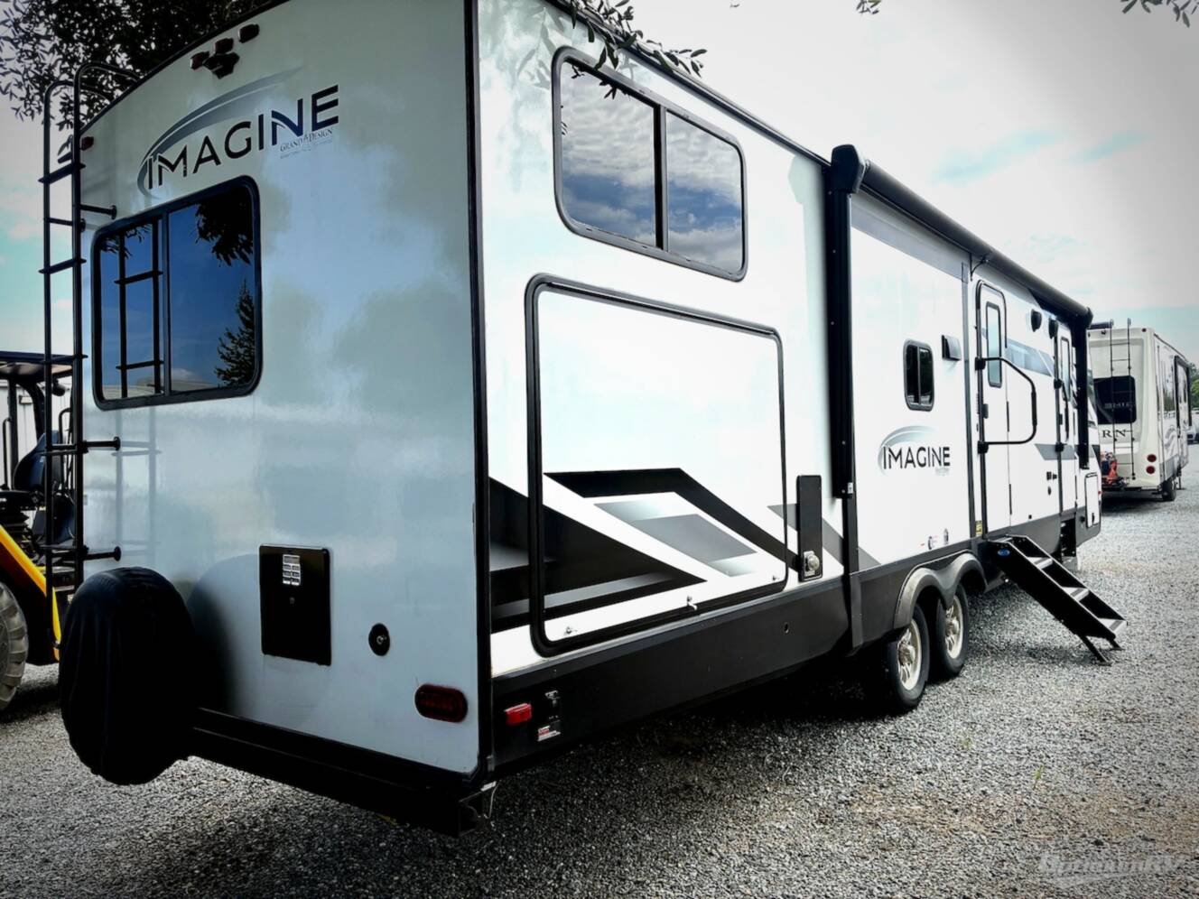 A photo of this 2022 Grand Design Imagine 3250BH
