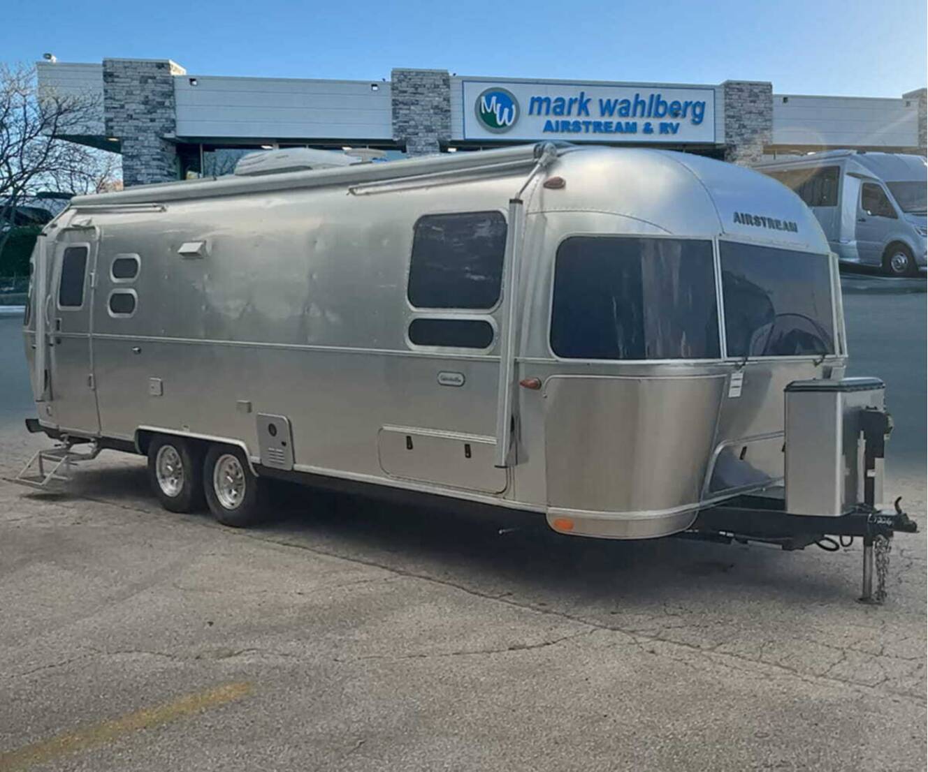A photo of this 2022 Airstream Globetrotter 27FB Twin