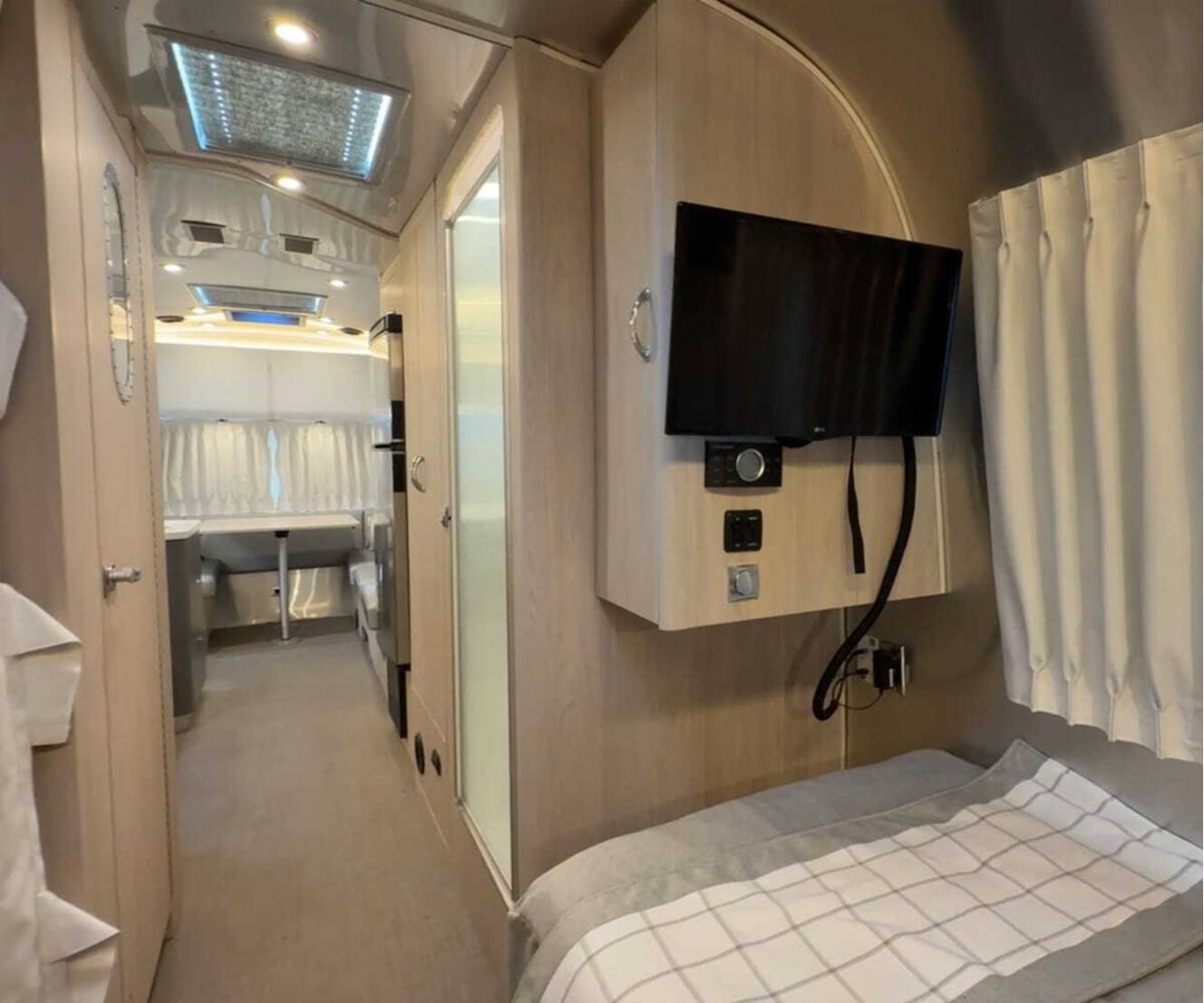 A photo of this 2022 Airstream Globetrotter 27FB Twin