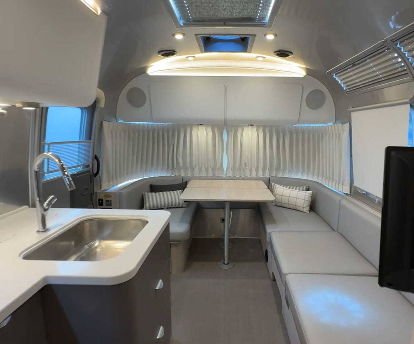 A photo of this 2022 Airstream Globetrotter 27FB Twin