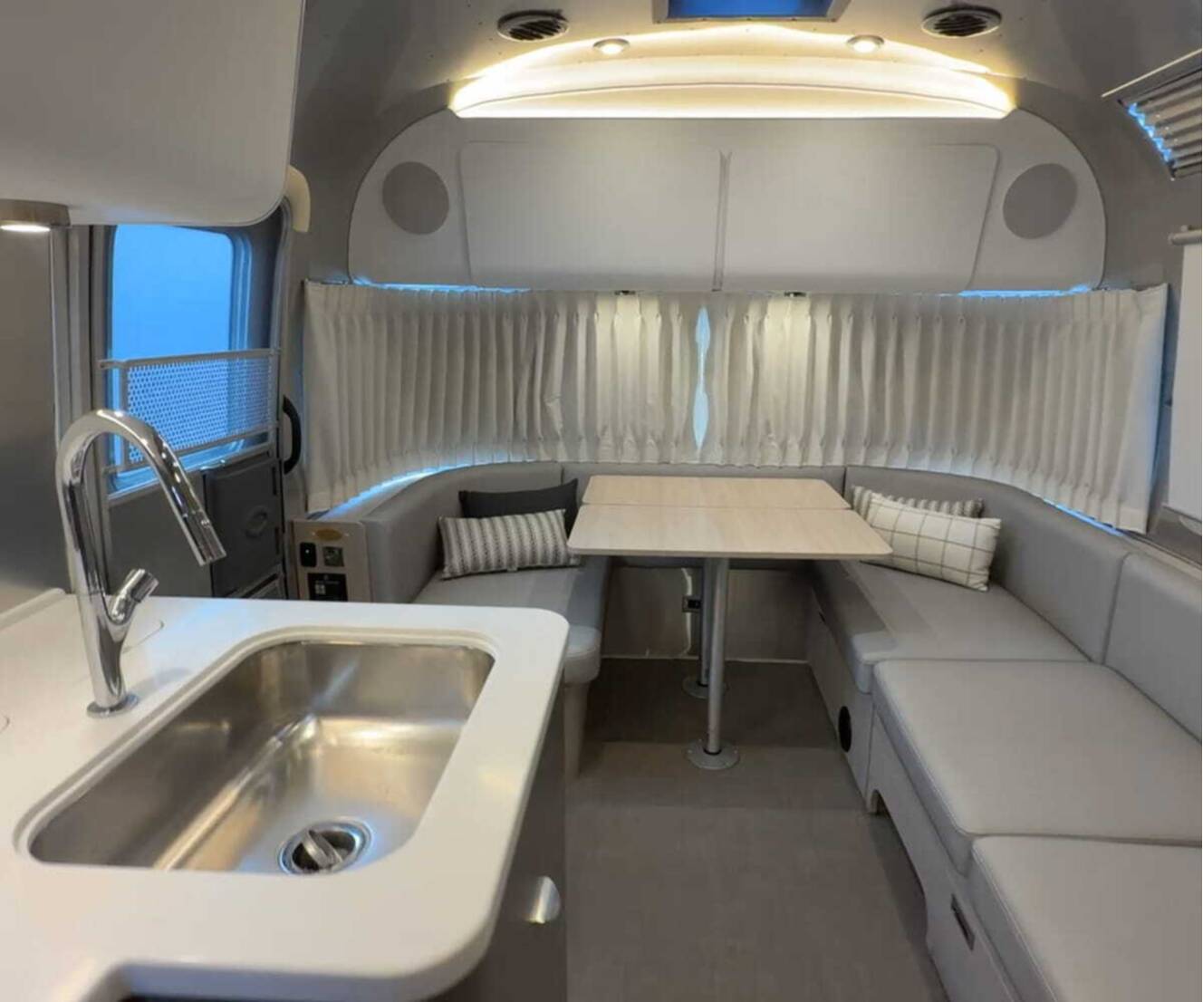 A photo of this 2022 Airstream Globetrotter 27FB Twin