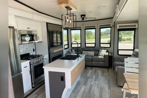 2023 Forest River CEDAR CREEK COTTAGE 40CDL in wichita KS