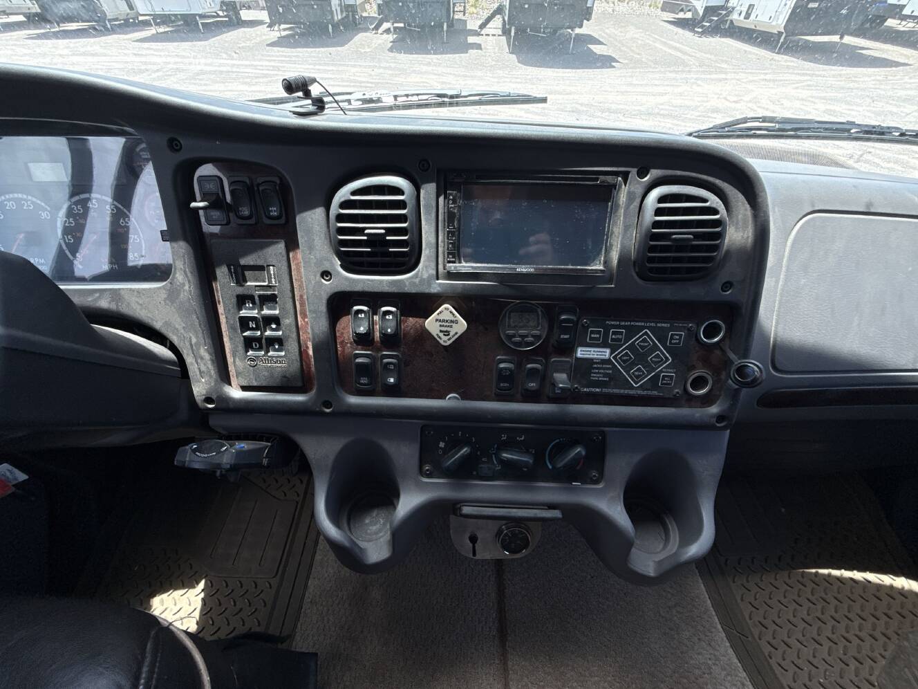A photo of this 2013 Dynamax DX3 37BHHD
