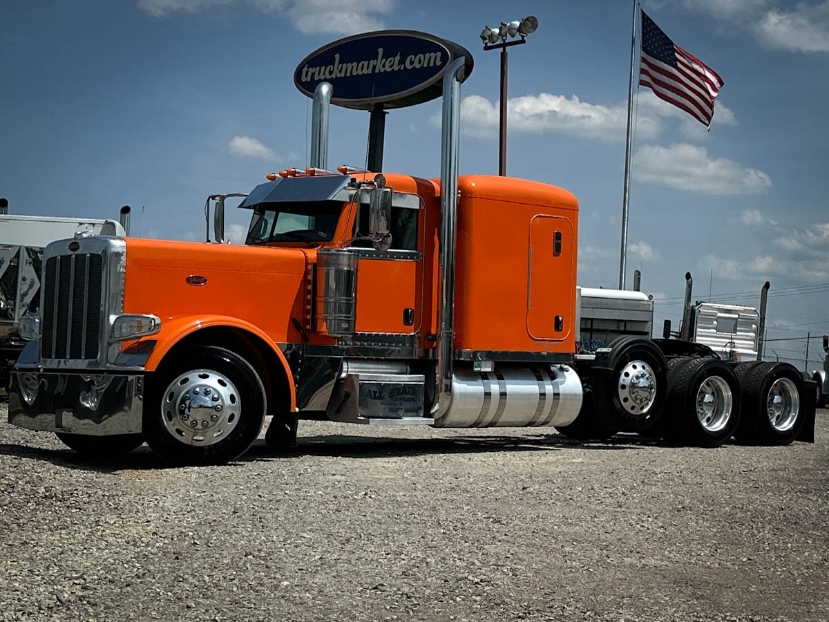 2015 PETERBILT 389 in Olive Branch, MS