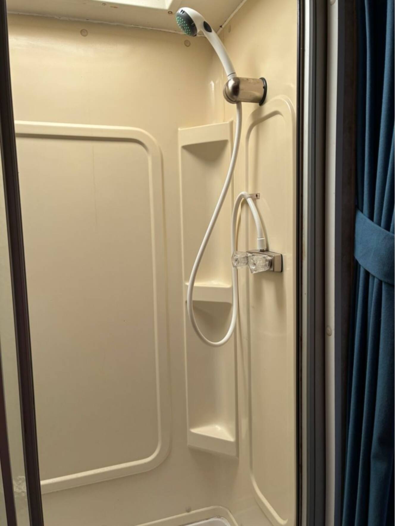 A photo of this 2006 Four Winds Majestic 28A