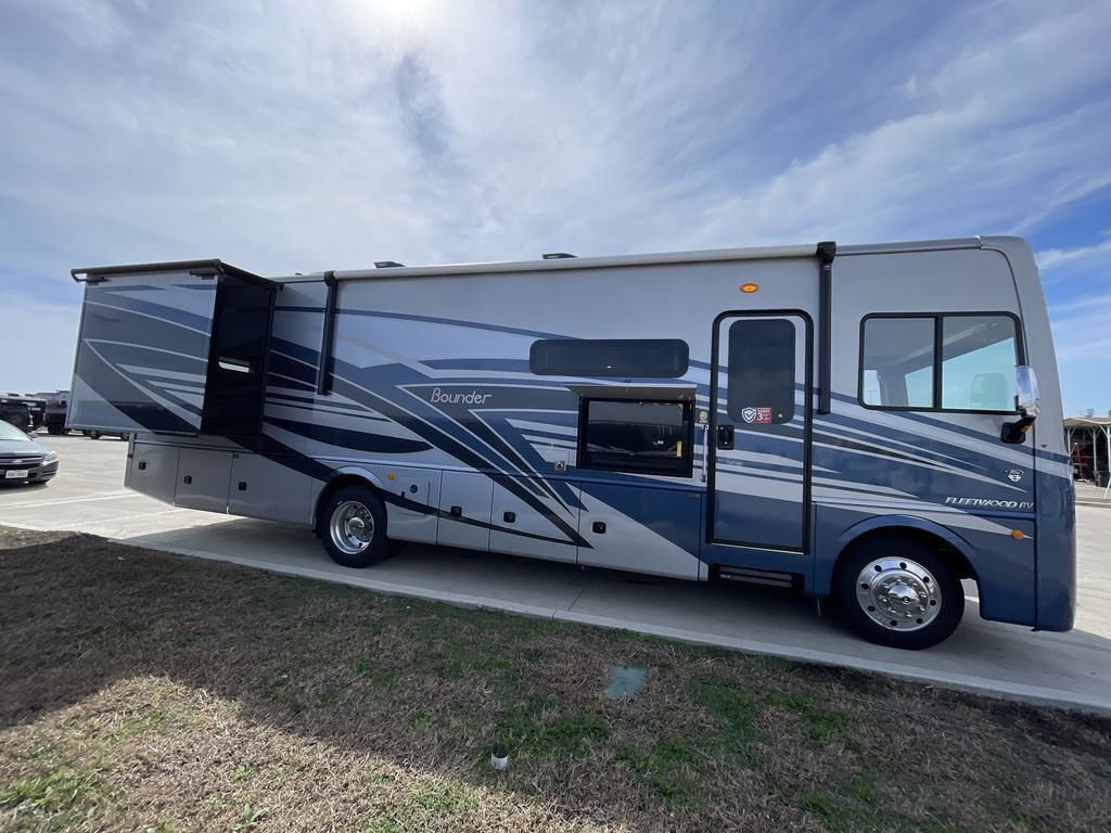 2026 Fleetwood Bounder 33C in buda TX