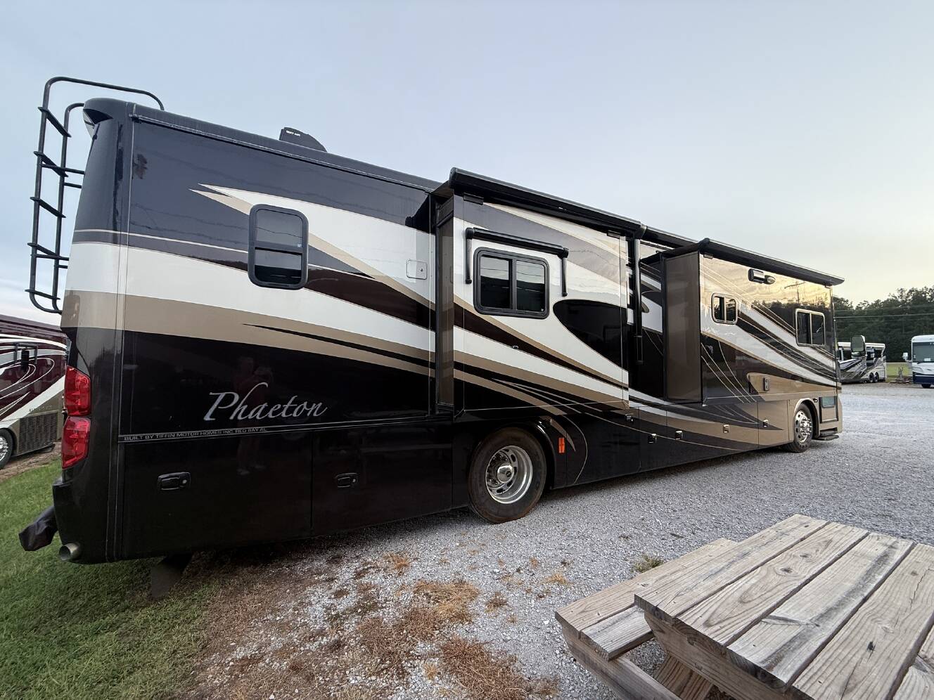 A photo of this 2013 Tiffin Motorhomes PHAETON 40 QBH